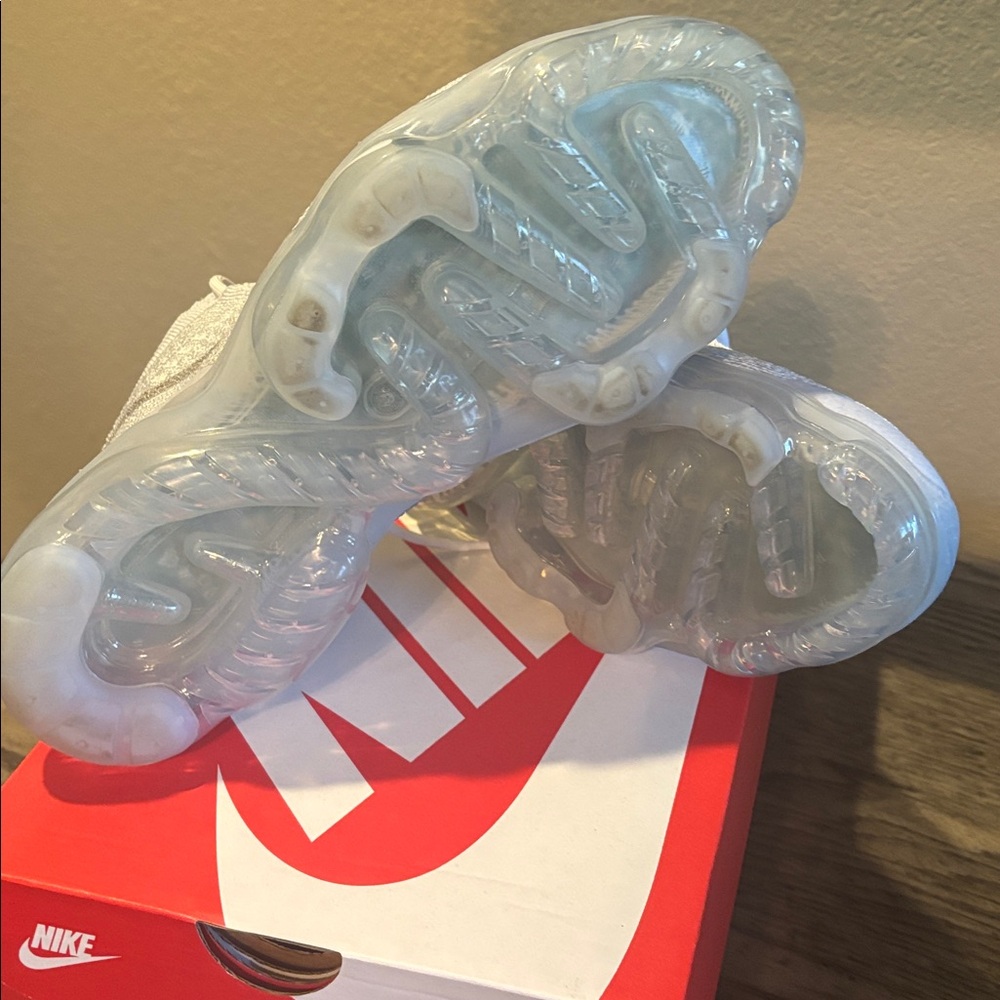 Nike VaporMax Flyknit in White - Picture 2 of 4